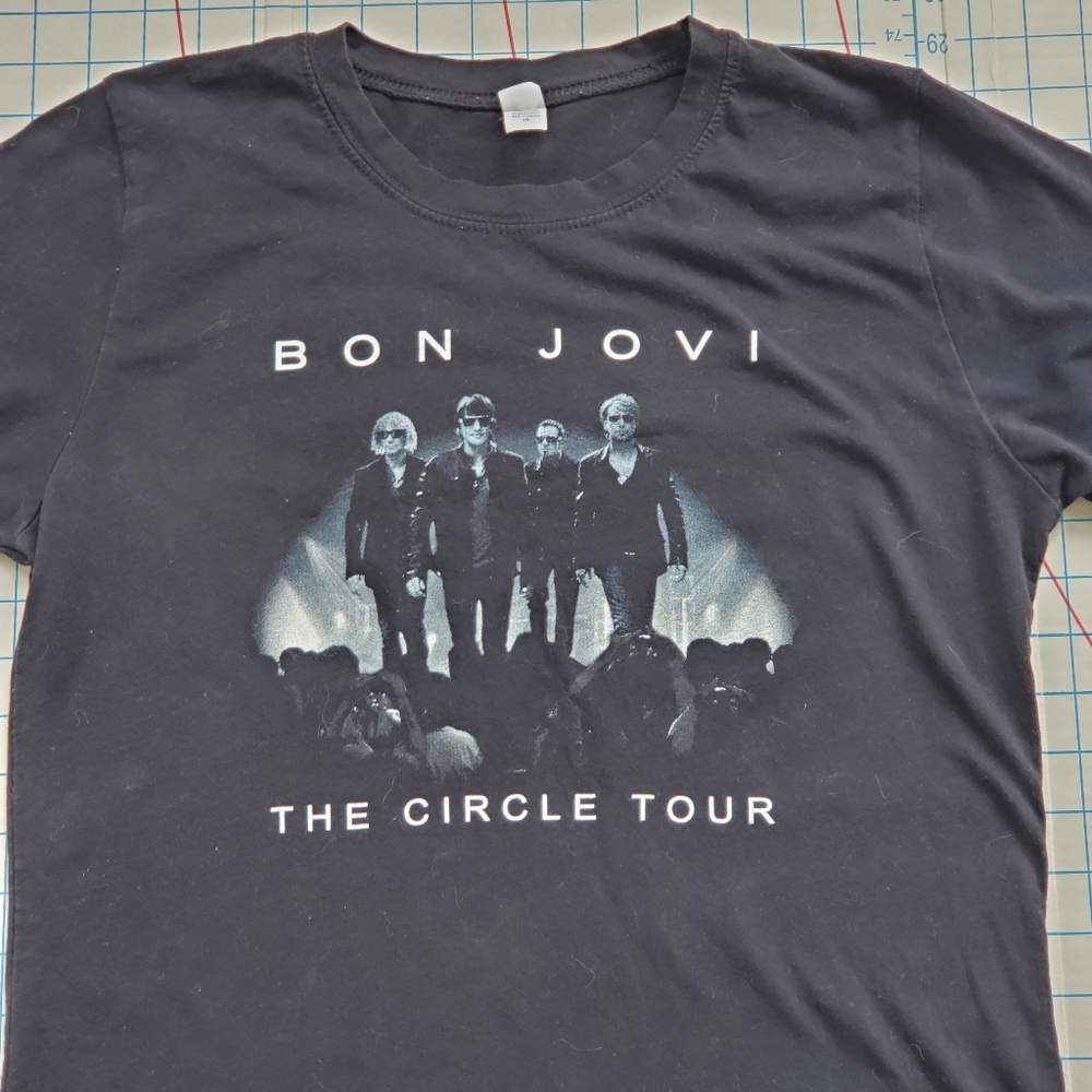 Bon Jovi The Circle Tour 2010 Girls Size 2XLarge Kid T-Shirt Fits Women's Medium